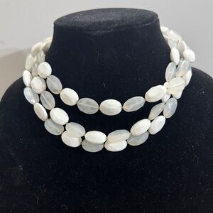 3/$30
Vintage white multi-layer necklace featuring bold, chunky acrylic/agate